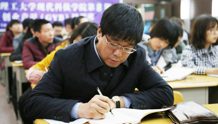 我们虎峪校区召开学习十八届六中全会精神报告会 我们虎峪校区召开学习十八届六中全会精神报告会