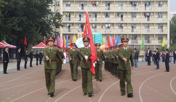 我们2010级新生田径运动会圆满落幕 我们2010级新生田径运动会圆满落幕