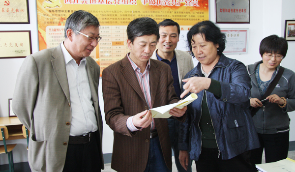 校党委常委、组织部长李大公一行三人来我们检查工作 校党委常委、组织部长李大公一行三人来我们检查工作
