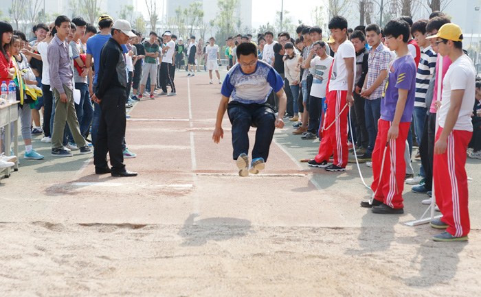 我们举行2012级新生田径运动会 我们举行2012级新生田径运动会