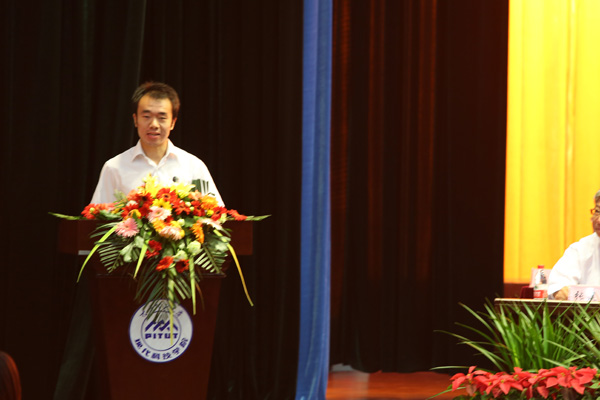 我们举行2012届毕业生毕业典礼 我们举行2012届毕业生毕业典礼
