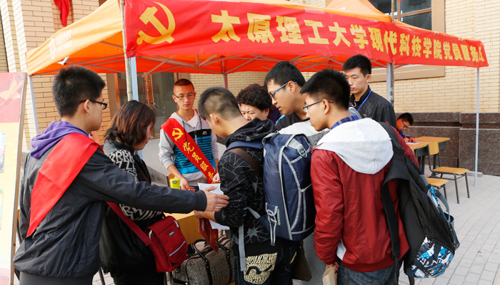 我们第一学生党支部顺利完成迎新服务岗工作