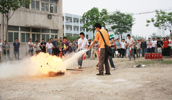 学校保卫处与我们联合举行安全教育培训讲座 学校保卫处与我们联合举行安全教育培训讲座