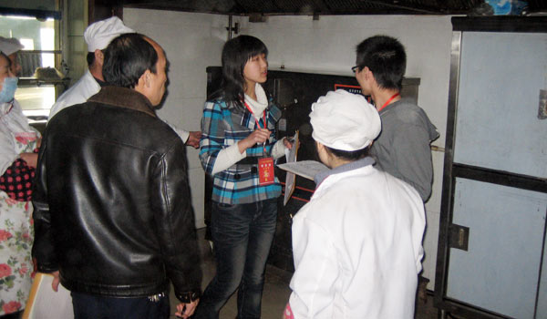 院学生会组织生活部人员对我们食堂进行检查 院学生会组织生活部人员对我们食堂进行检查