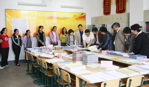 校党委常委、组织部长李大公一行三人来我们检查工作 校党委常委、组织部长李大公一行三人来我们检查工作