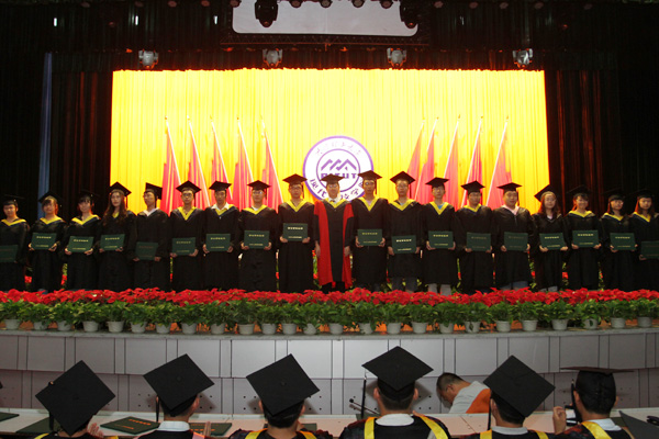 我们举行2012届毕业生毕业典礼 我们举行2012届毕业生毕业典礼