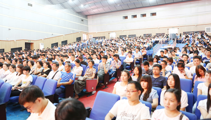 我们隆重举行2015届毕业生毕业典礼暨学位授予大会