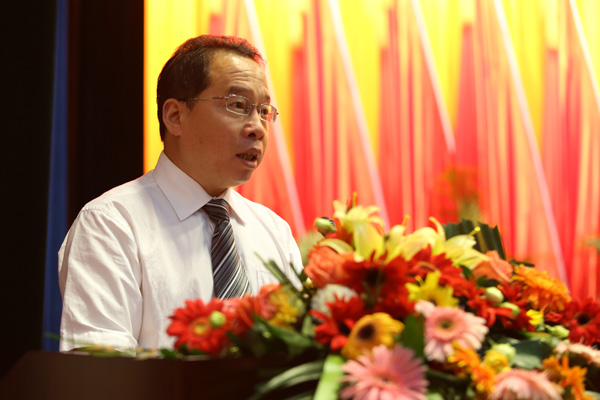 我们举行2012届毕业生毕业典礼 我们举行2012届毕业生毕业典礼