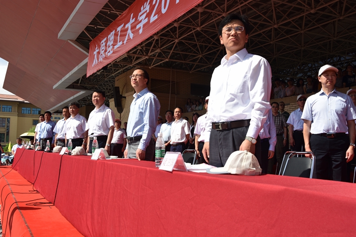 我们代表团在校2017年田径运动会上再创佳绩 我们代表团在校2017年田径运动会上再创佳绩