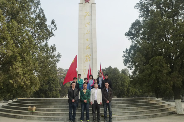 现代第十九学生党支部清明节郑村烈士陵园集体扫墓 现代第十九学生党支部清明节郑村烈士陵园集体扫墓