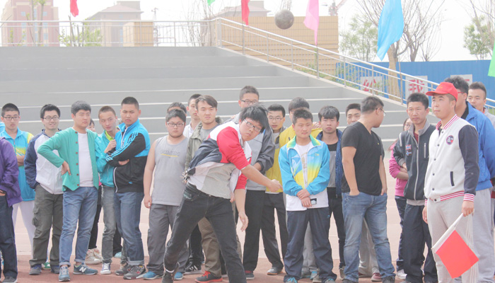 我们隆重举行2013级学生春季田径运动会 我们隆重举行2013级学生春季田径运动会