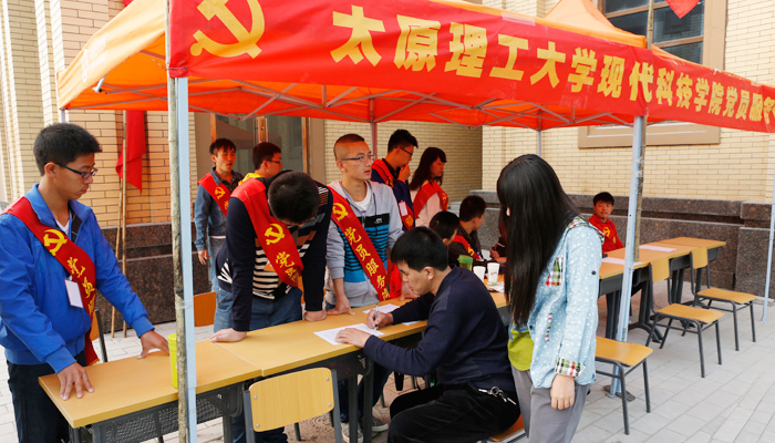 我们第一学生党支部顺利完成迎新服务岗工作
