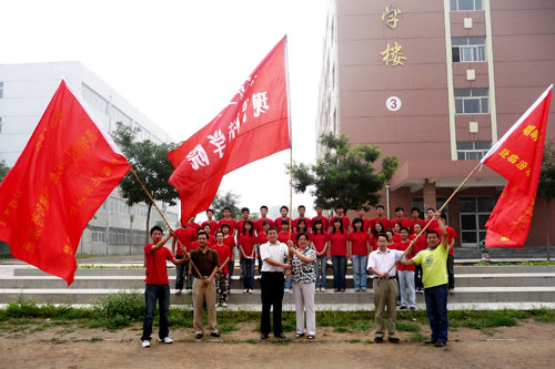 我们举行2008年大学生暑期“三下乡”社会实践活动出征仪式