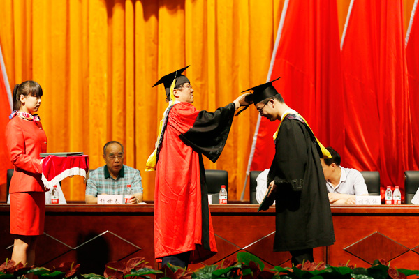 我们举行2013届毕业生毕业典礼暨学位授予大会