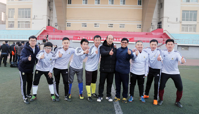 我们在“校教职工五人制足球邀请赛”中夺得冠军 我们在“校教职工五人制足球邀请赛”中夺得冠军