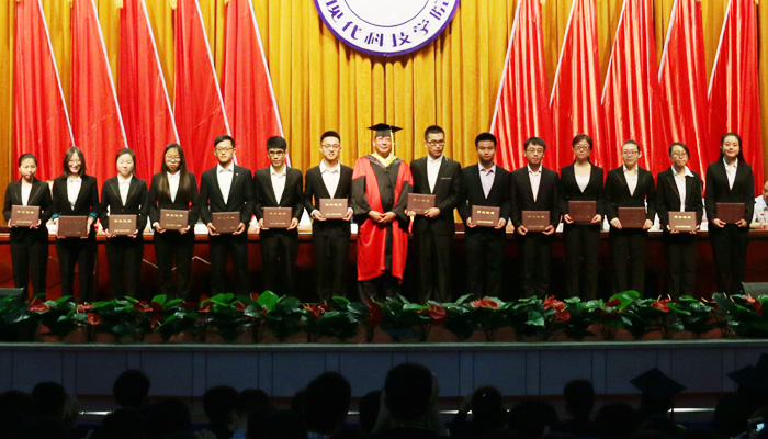 我们举行2016届毕业生毕业典礼暨学位授予大会 我们举行2016届毕业生毕业典礼暨学位授予大会