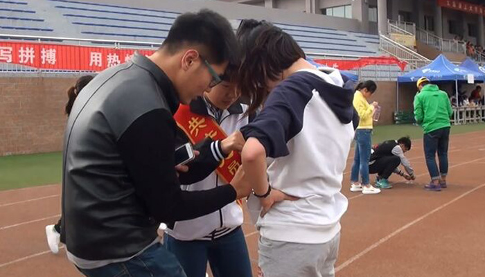 我们第十七学生党支部开展师生田径运动会志愿服务 我们第十七学生党支部开展师生田径运动会志愿服务