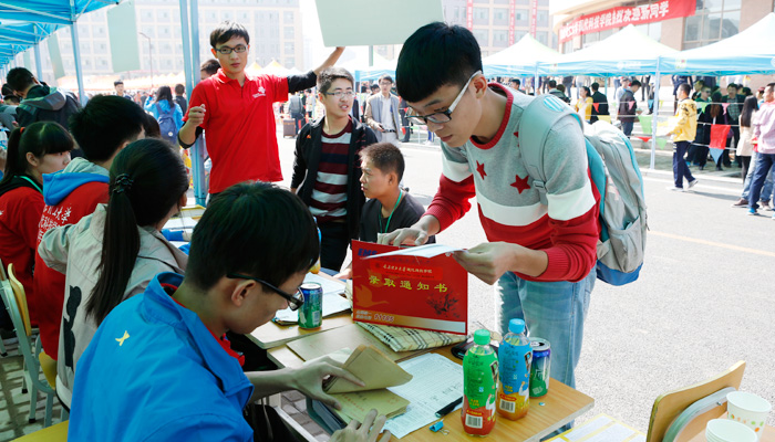 新校区迎来新同学——孝义校区2014迎新侧记 新校区迎来新同学——孝义校区2014迎新侧记