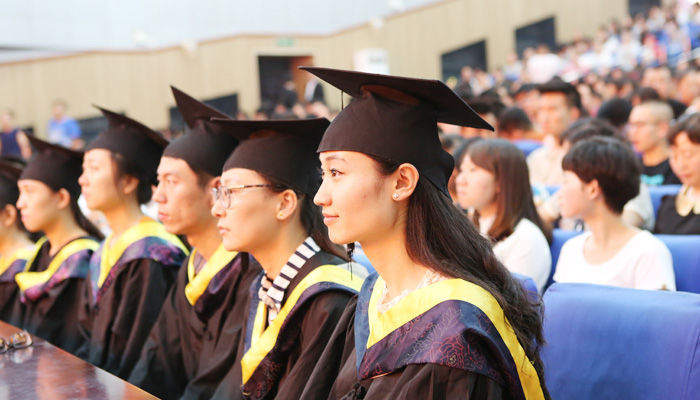 我们隆重举行2015届毕业生毕业典礼暨学位授予大会