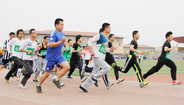 我们隆重举行2013级学生春季田径运动会 我们隆重举行2013级学生春季田径运动会