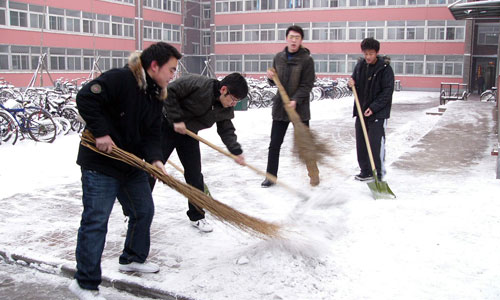 我们各学生组织清扫道路积雪方便师生出行