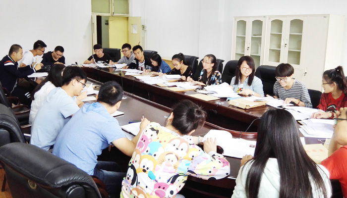 我们开展党支部书记培训会