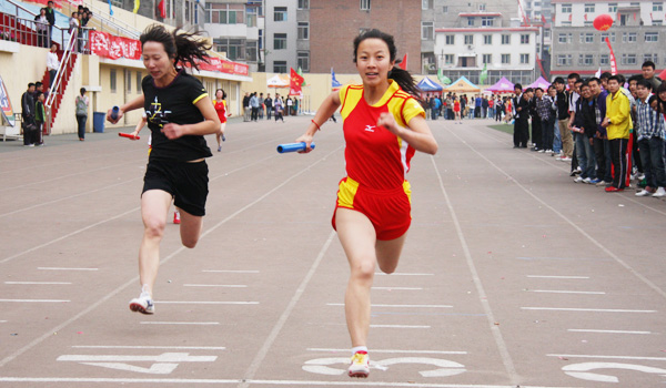 我们在校2011年田径运动会上取得竞赛成绩和精神文明双丰收 我们在校2011年田径运动会上取得竞赛成绩和精神文明双丰收