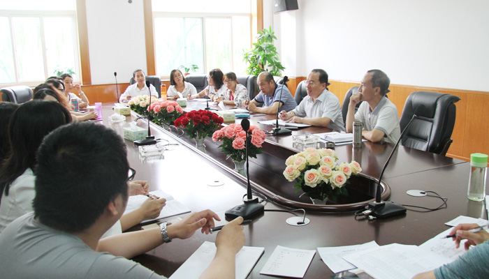 我们召开青年教师座谈会 我们召开青年教师座谈会
