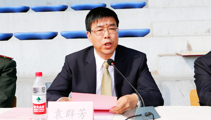 我们举行2016级新生军训汇报表演暨总结表彰大会