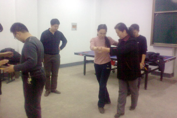 我们工会举办交谊舞培训班 我们工会举办交谊舞培训班