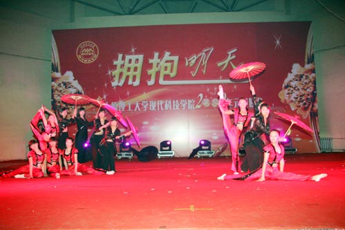 我们举行“拥抱明天”2009年元旦晚会 我们举行“拥抱明天”2009年元旦晚会