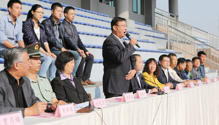 我们举行2015级新生军训汇报表演暨总结表彰大会 我们举行2015级新生军训汇报表演暨总结表彰大会