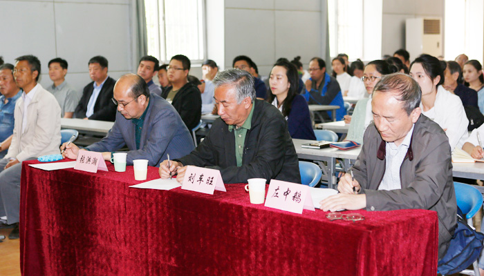 我们召开干部职工会议 我们召开干部职工会议