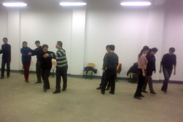 我们工会举办交谊舞培训班 我们工会举办交谊舞培训班