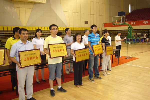 我们教工积极参加校2012年教职工羽毛球团体赛 我们教工积极参加校2012年教职工羽毛球团体赛