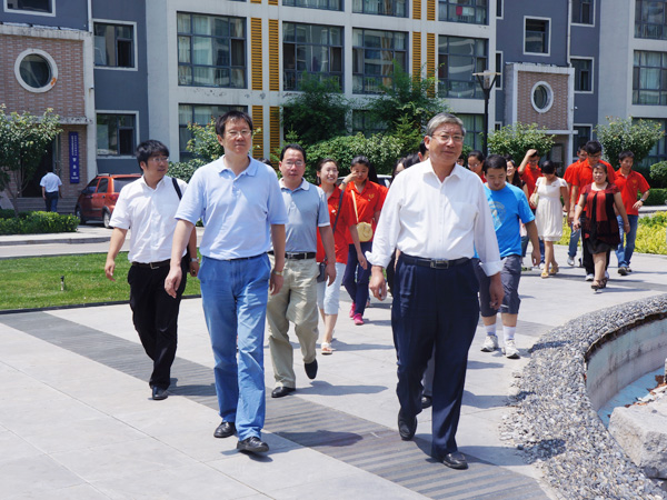 吕明副校长一行五人慰问我们暑期实践队员 吕明副校长一行五人慰问我们暑期实践队员