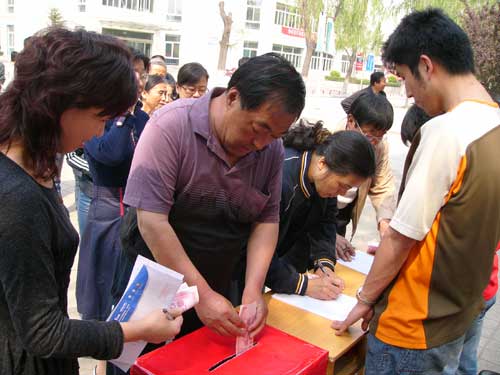 “众志成城，抗震救灾”我们全体师生开展了心系灾区的捐款活动