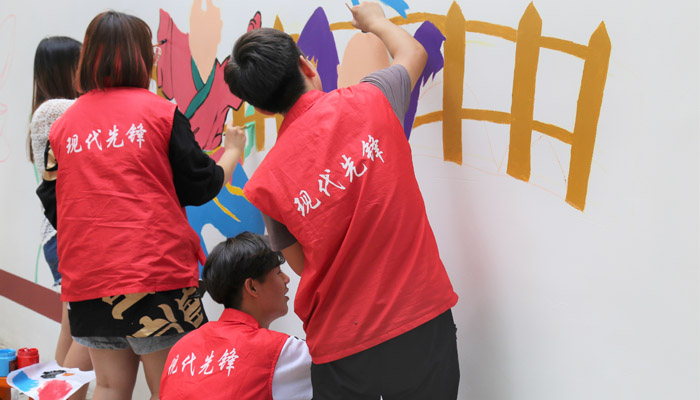 现代孝义学生党支部组织开展志愿墙绘活动 现代孝义学生党支部组织开展志愿墙绘活动
