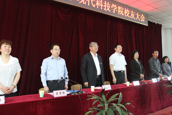 我们召开校友大会 我们召开校友大会