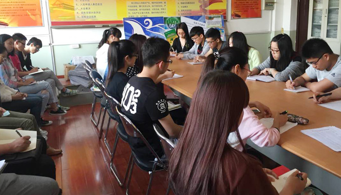 我们第三学生党总支各党支部召开“四个全面”专题学习会 我们第三学生党总支各党支部召开“四个全面”专题学习会