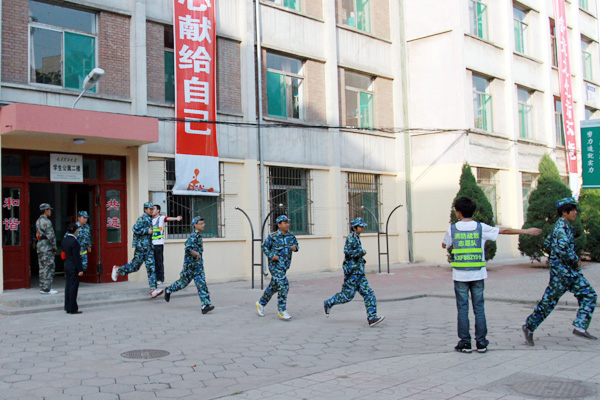 我们举行新生地震消防综合应急疏散演练
