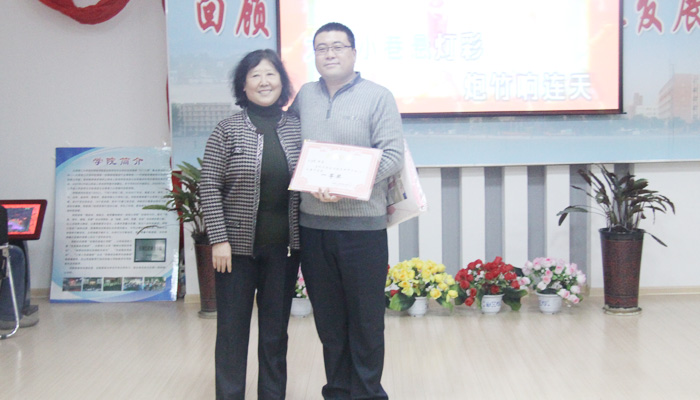 我们举办教职工迎新年卡拉OK比赛