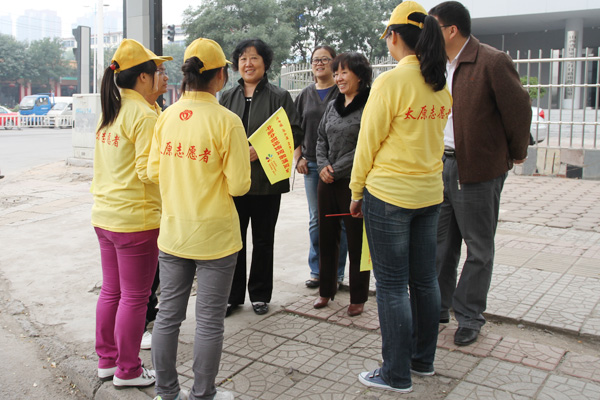 我们领导慰问中博会志愿者 我们领导慰问中博会志愿者