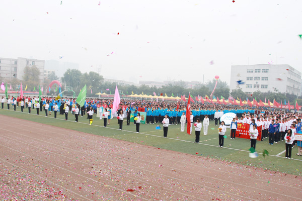 我们召开2011级新生田径运动会 我们召开2011级新生田径运动会