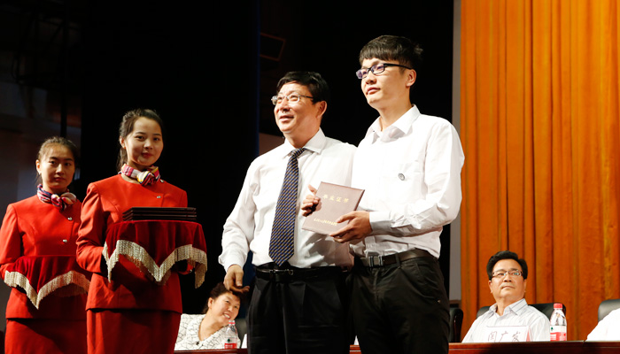 我们隆重举行2014届毕业生毕业典礼暨学位授予大会 我们隆重举行2014届毕业生毕业典礼暨学位授予大会