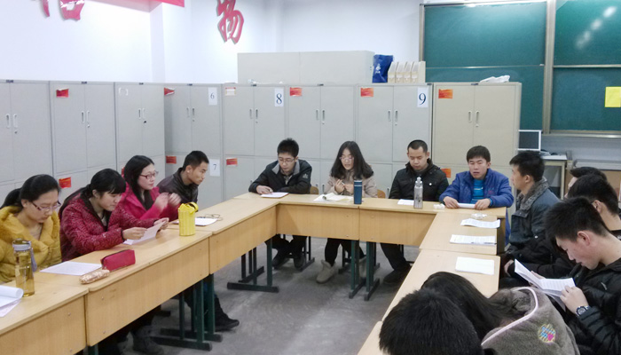 我们第一学生党总支各支部召开专题组织生活会