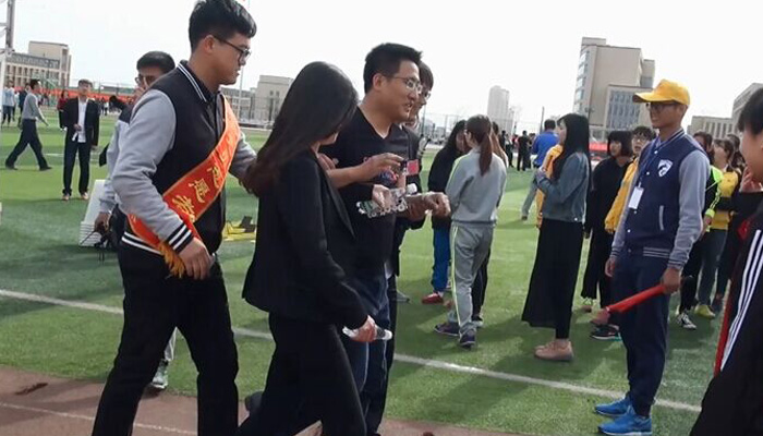 我们第十七学生党支部开展师生田径运动会志愿服务 我们第十七学生党支部开展师生田径运动会志愿服务