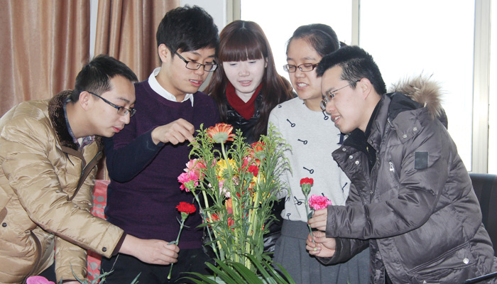 我们举行“青春·知性·美丽”庆祝“三八”妇女节插花比赛 我们举行“青春·知性·美丽”庆祝“三八”妇女节插花比赛