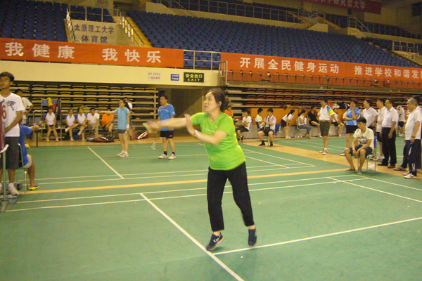 我们教工积极参加校2012年教职工羽毛球团体赛 我们教工积极参加校2012年教职工羽毛球团体赛