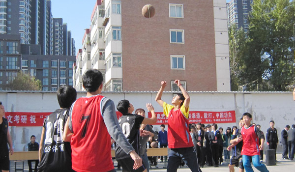 我们千峰校区举行“第四届新生篮球赛” 我们千峰校区举行“第四届新生篮球赛”